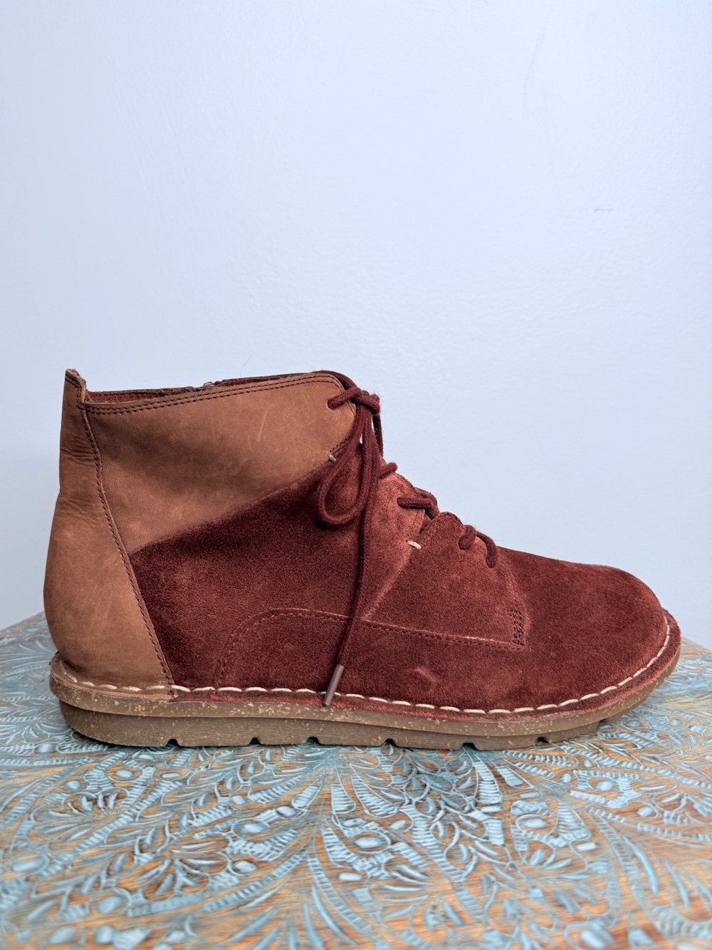 Like New! Clarks Tamitha Key Burgundy Suede Lace up Boots size 7 women’s